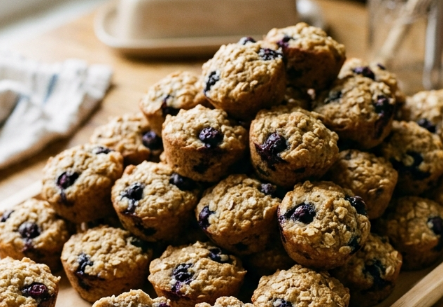 Mini-muffins à l’avoine, yogourt grec et bleuets